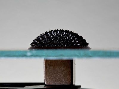 [img] ferrofluid + magnet